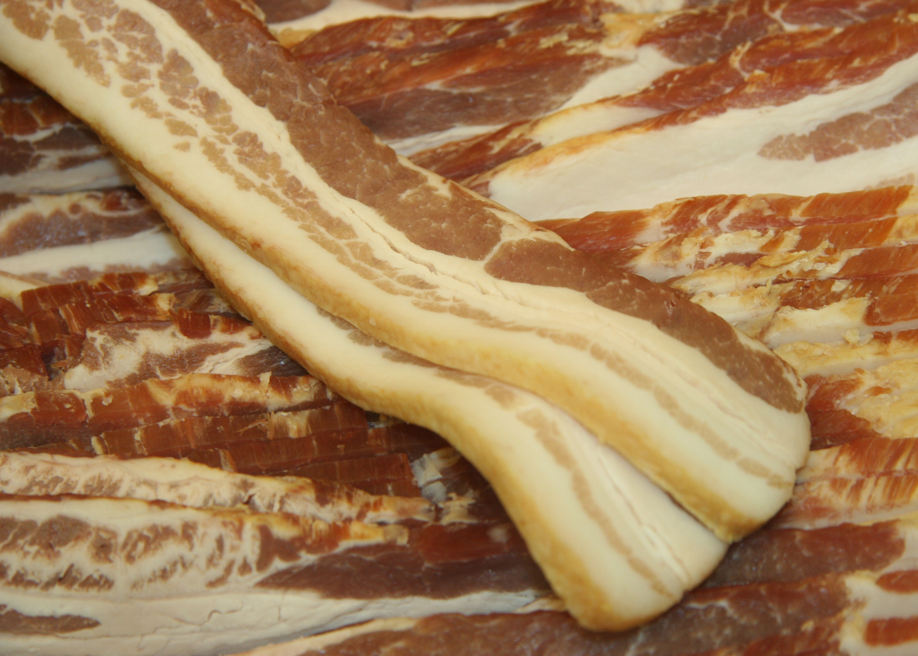 uncooked bacon slices